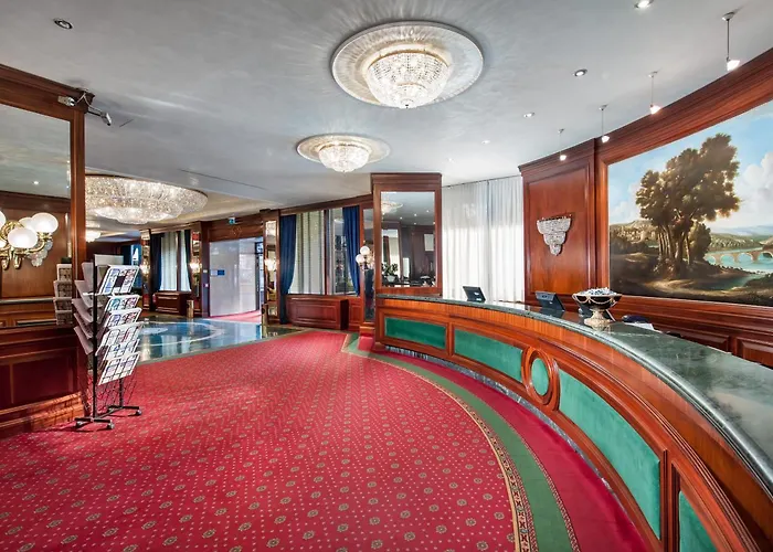 Royal Carlton Отель