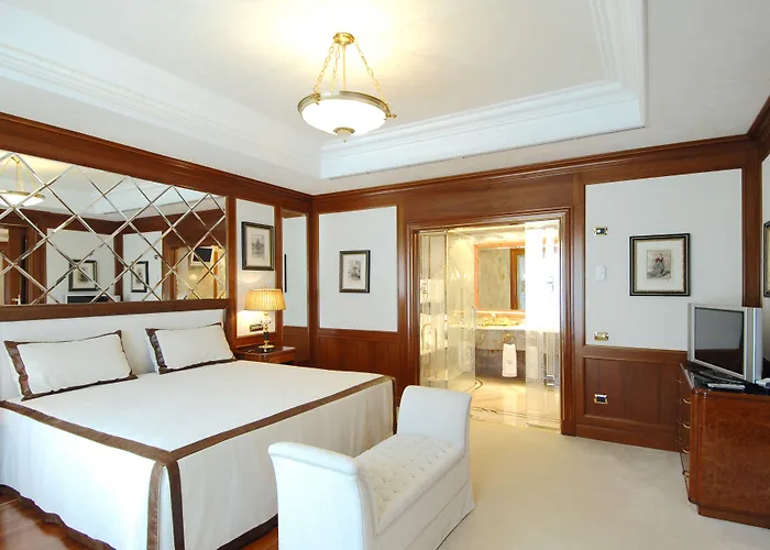 Отель Royal Carlton 4*