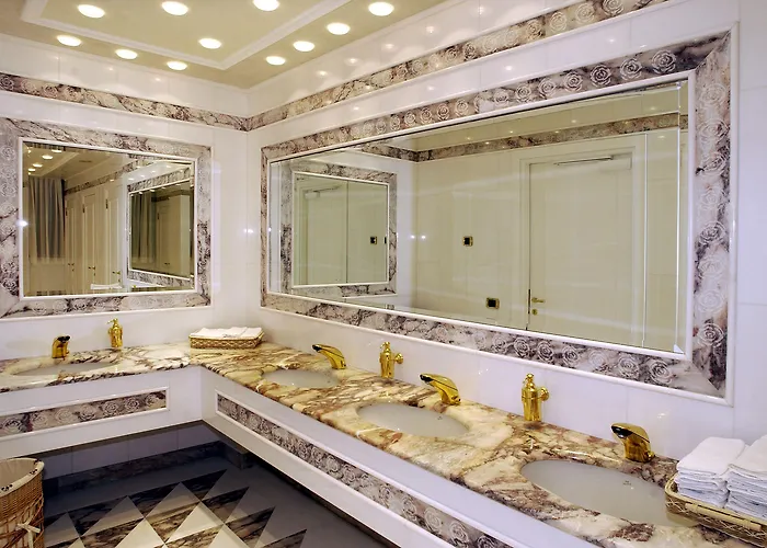 Отель Royal Carlton 4*