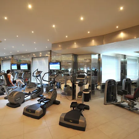 رويال كارلتون فندق