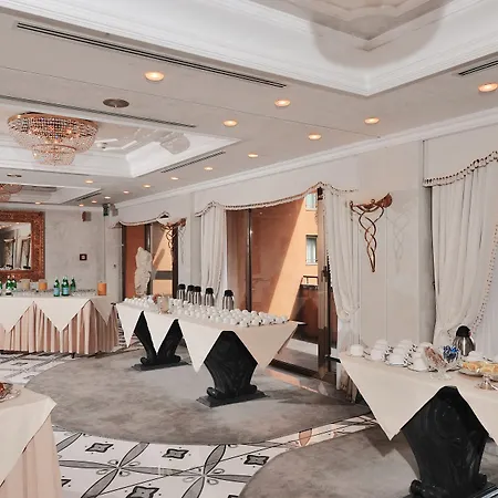 رويال كارلتون فندق